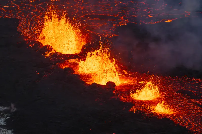 ▲冰島西南部雷克雅內斯半島（Reykjanes）在當地時間18日晚間10點17分發生火山爆發。（圖／美聯社／達志影像）