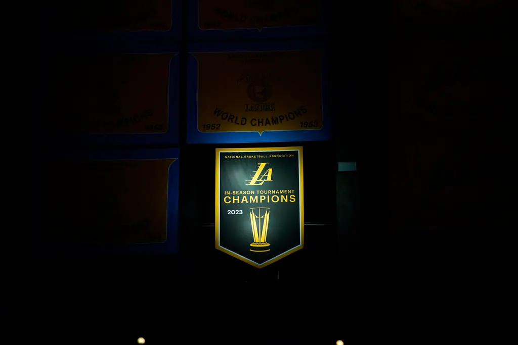 ▲洛杉磯湖人贏得了NBA首屆季中錦標賽冠軍，在隊上尼克隊的比賽之前，他們也舉辦了儀式將冠軍錦旗懸掛在球場上方。（圖／美聯社／達志影像）