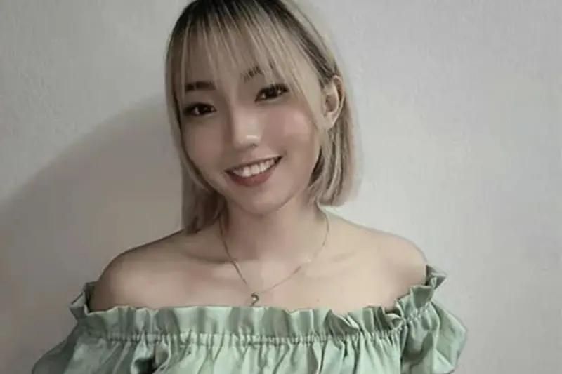 ▲許佳玲將嫁給男友，卻遇上狂粉狠捅8刀，將她殺害，凶手還將屍體搬回家中。（圖／翻攝星洲網）