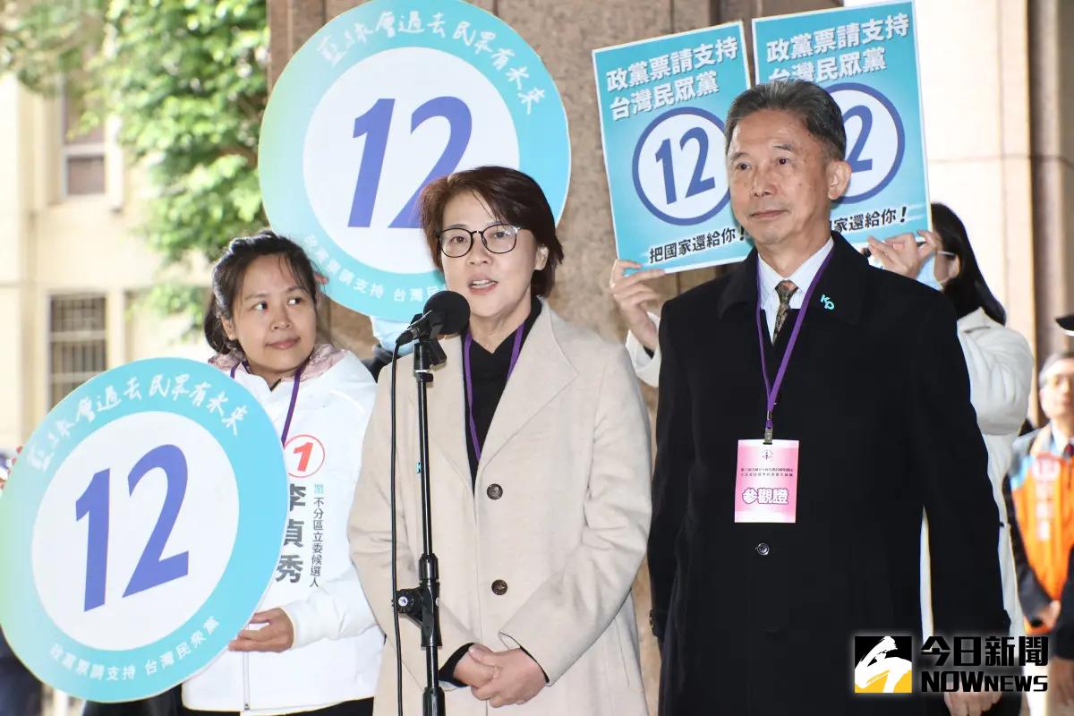 ▲民眾黨政黨票號次抽中「12」 ，柯文哲競選總幹事黃珊珊喊請支持台灣民眾黨。（圖／記者陳明中攝，2023.12.20）