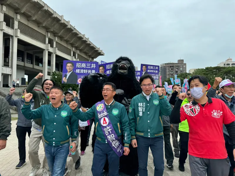 ▲鳳山小金剛許智傑真的帶一隻金剛到場壯聲勢。(圖/民進黨高雄市黨部提供)