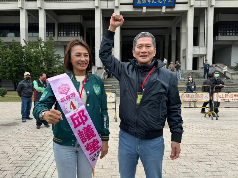 ▲邱議瑩有丈夫李永得陪同。(圖/民進黨高雄市黨部提供)