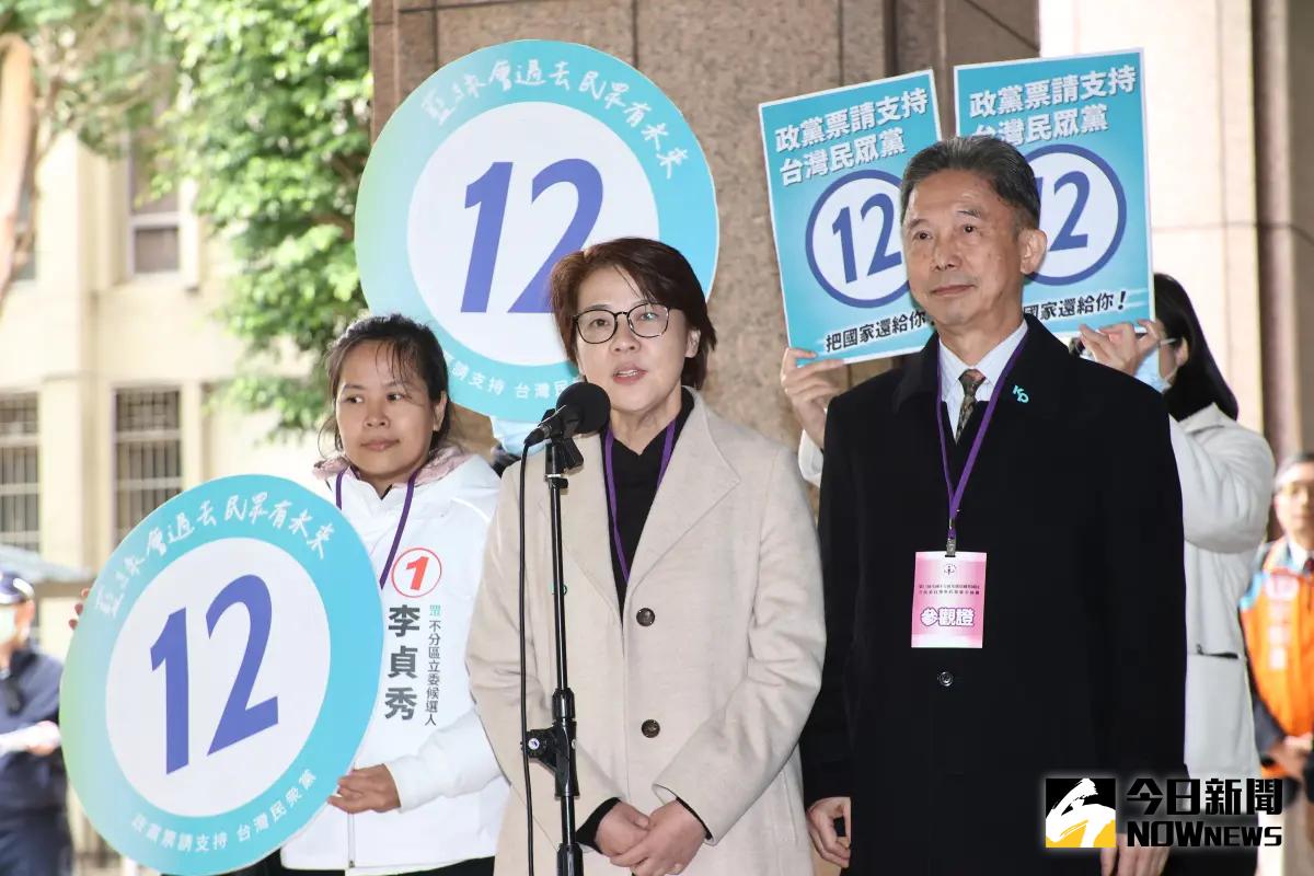 ▲民眾黨政黨票號次抽中「12」 ，柯文哲競選總幹事黃珊珊喊請支持台灣民眾黨。（圖／記者陳明中攝，2023.12.20）