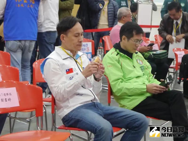 ▲新北市第七選區（板橋東區）的羅致政與葉元之被安排坐在一起，2人互嗆爭吵引發口角。（圖 ／記者吳嘉億攝，2023.12.20）