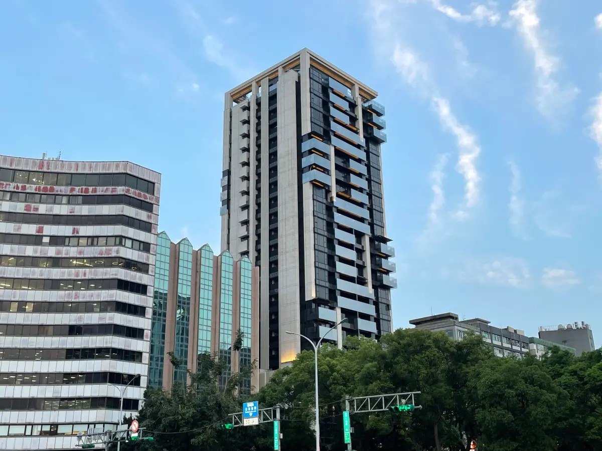 ▲華固敦品6月時，由自然人向建商買下中樓層戶別，成交單價略行情價低8~11萬元，換算188坪房，總價讓利約2000萬元。（圖／台灣房屋提供）