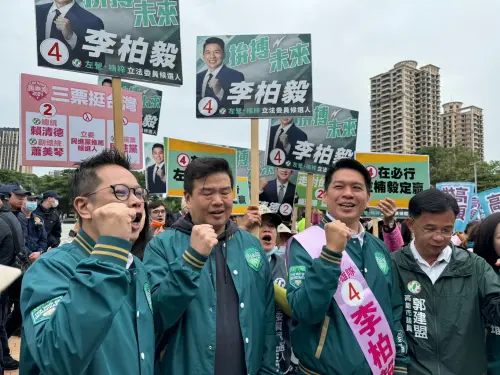 ▲左楠立委候選人李柏毅則抽到代表勝利的 4號！李柏毅也請大家堅定支持總統2賴清德•蕭美琴、立委是李柏毅，2024選對的人，走對的路！台灣持續穩健向前，毅起拚搏未來。（圖／賴清德高雄競選總部提供）