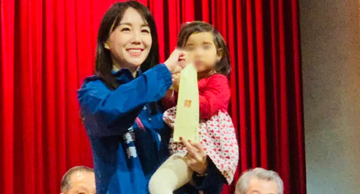 ▲台中市第5選區立委候選人黃健豪，由空姐老婆葉季青抱著女兒代為抽籤。（圖／記者顏幸如攝，2023.12.20）