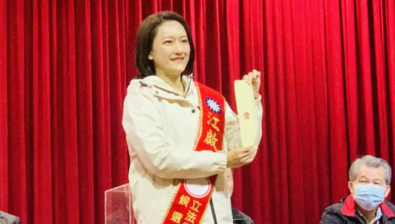 ▲立委江啟臣的老婆劉姿伶上台代為抽籤。（圖／記者顏幸如攝，2023.12.20）