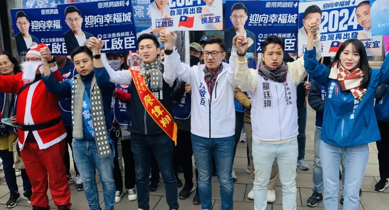 ▲江啟臣率藍營小雞們一同亮相。（圖／記者顏幸如攝，2023.12.20）