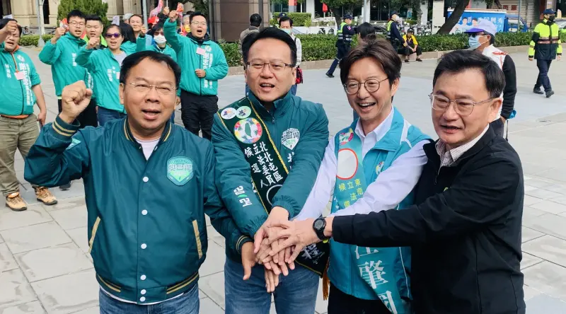 ▲立委黃國書為綠營學弟們加持。（圖／記者顏幸如攝，2023.12.20）