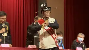 ▲台灣工黨的張炯春戴上紙製包公帽，宣稱要斬妖除魔。（圖／記者顏幸如攝，2023.12.20）
