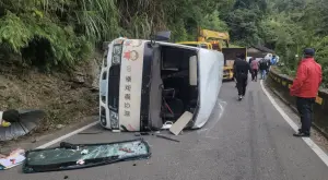 泰安鄉公所巴士失控撞山壁！側翻橫躺馬路　駕駛、乘客4人送醫
