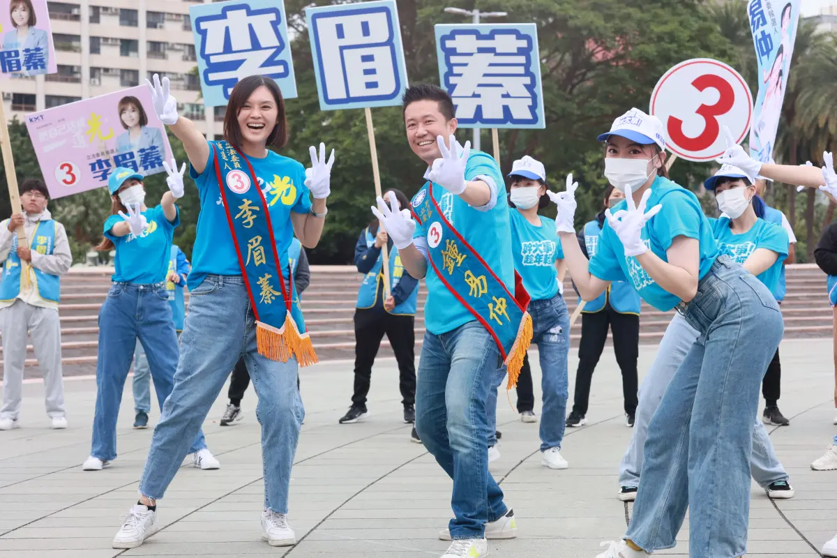 ▲高雄國民黨KK政線立委候選人鳳山鍾易仲、左楠李眉蓁推出科目三街頭拜票舞隊。（圖／李眉蓁競總提供）