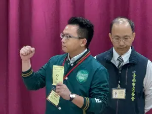台南市立委號次抽籤結果出爐  王家貞場外靜坐抗議
