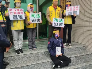 ▲被中央選舉委員會審定資格不符的王家貞在選委會外靜坐抗議（圖／王家貞提供）