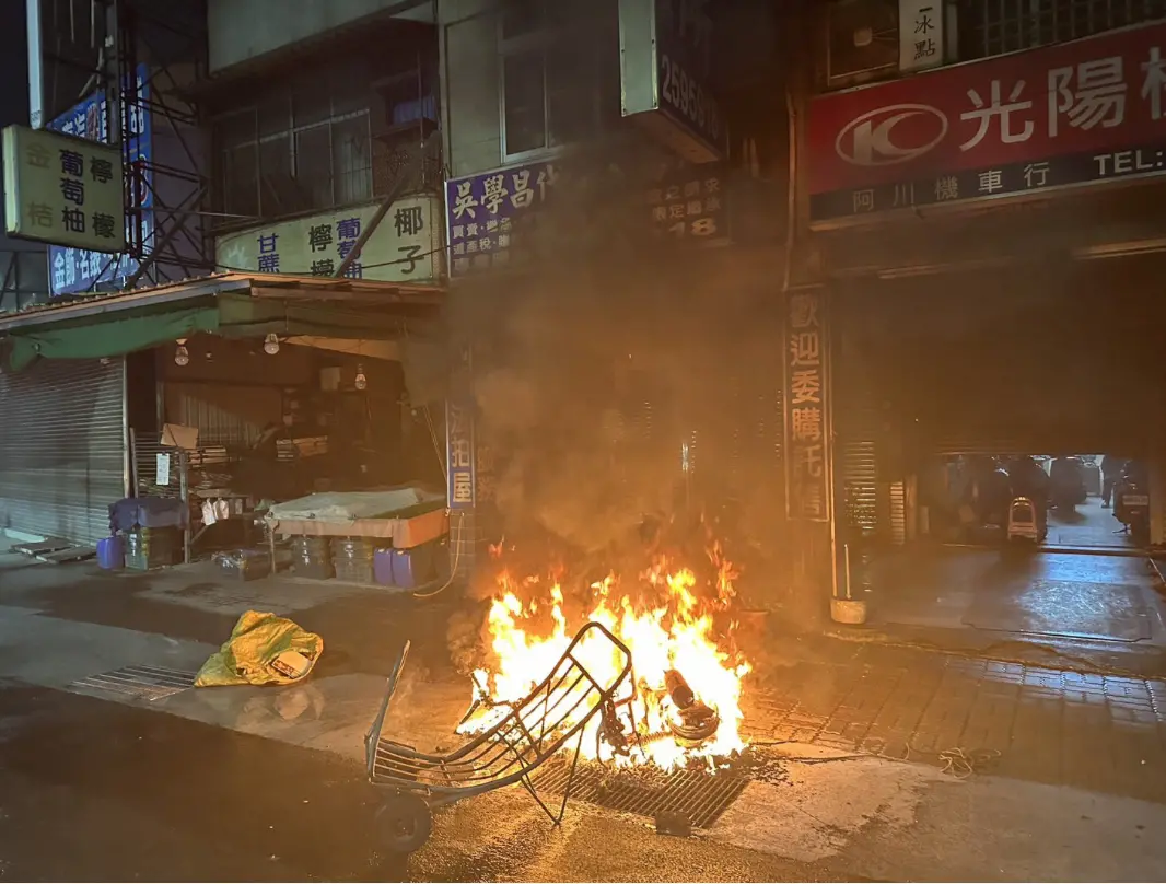 ▲台南清晨發生追撞車禍，機車被撞到路旁後起火燃燒。（圖／翻攝畫面）