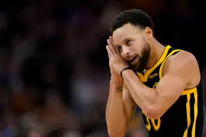 Curry出賽38分鐘,21投11中,三分球11投6中,得到33分3籃板6助攻。他在身背5次犯規的情況下,末節加延長賽狂砍20分,帶領球隊勝出。 ▲Curry出賽38分鐘,21投11中,三分球11投6中,得到33分3籃板6助攻。他在身背5次犯規的情況下,末節加延長賽狂砍20分,帶領球隊勝出。(圖/美聯社/達志影像)