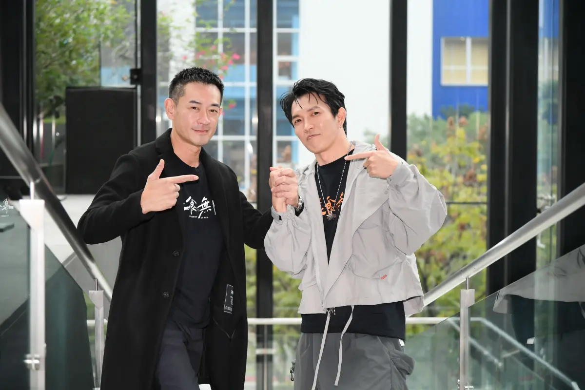 ▲《美食無間》柯叔元（左）、黃尚禾與黑道拍戲，有兄弟自願當司機。（圖／三立提供）