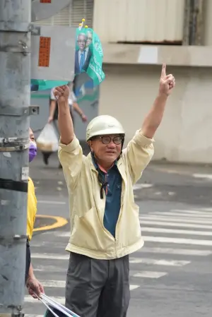 ▲郭倍宏也在支持者高喊「當蒜」的聲量下，展開車輛掃街拜票行程，沿途支持者不斷比出勝利的手勢。（圖／截自郭倍宏臉書）