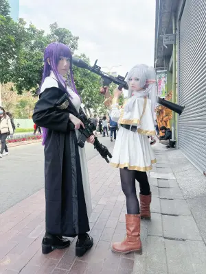 ▲Neneko與另一位Coser Sameki分別扮演芙莉蓮與費倫，但手上卻不是拿著魔杖，而是國軍的火箭筒與步槍。（圖／取自「肉肉」Neneko臉書粉專）