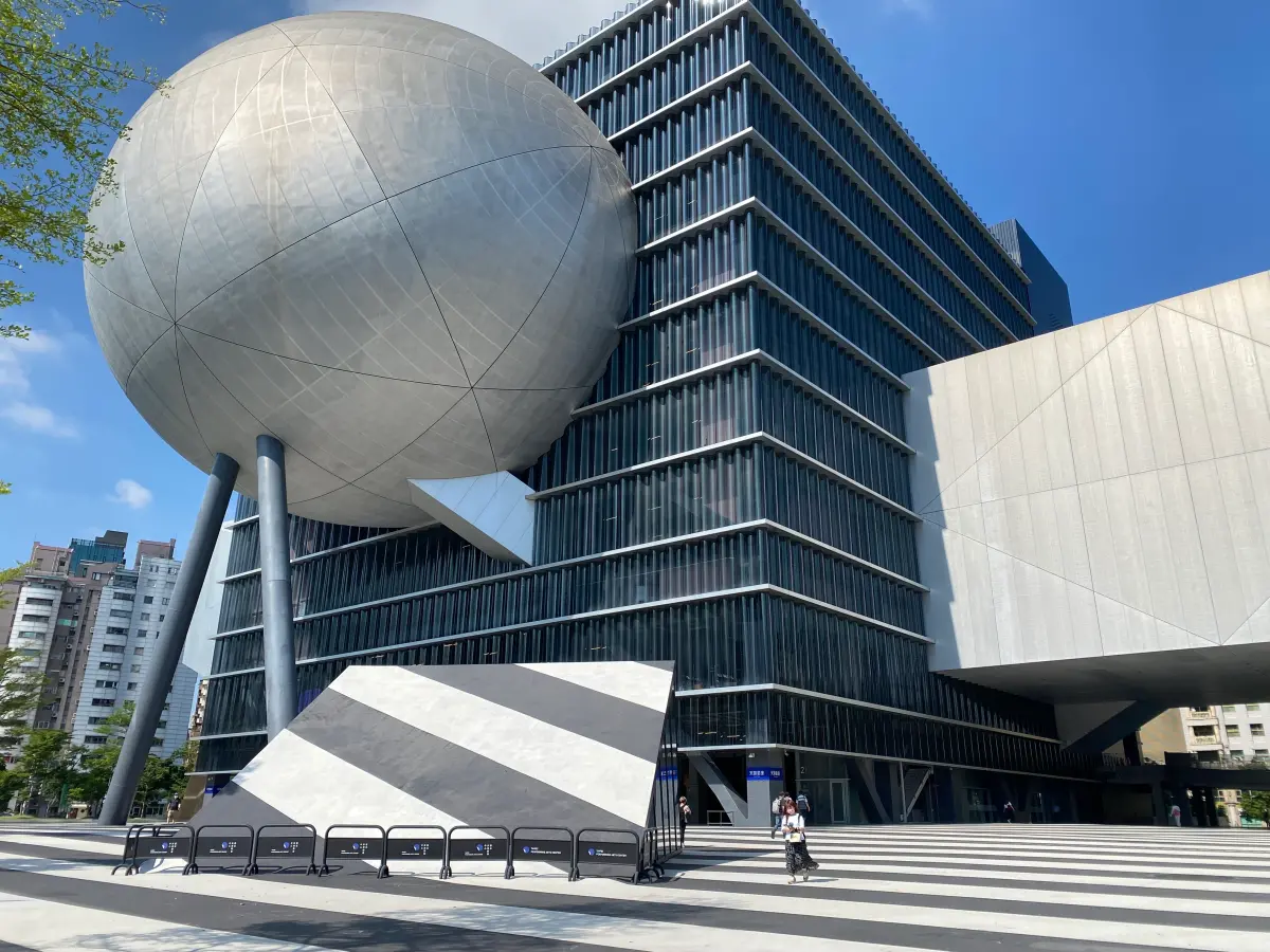 ▲台北市今公布113年公告地價調整，全市12區都漲，平均漲幅為4.02%，漲幅最小的是士林區，為2.52%。圖為台北表演藝術中心。（圖／記者徐銘穗攝）