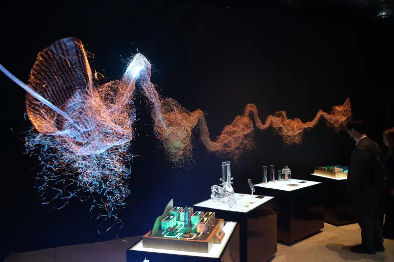 ▲大亞集團《能源藝術展》展覽分為前導區、主題區與品牌區,運用大亞生產製造的銅線貫穿展場。(圖/攝影記者陳明中,2023.12.20)