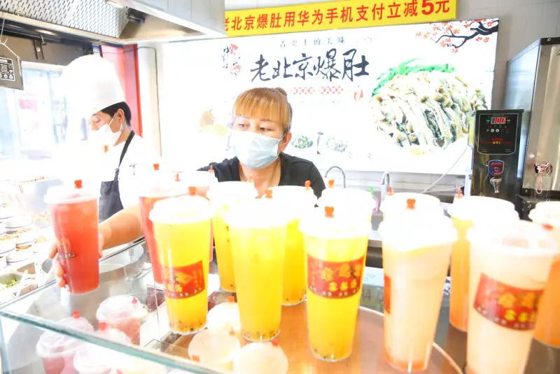 ▲中國餐飲業出現倒閉潮，當地媒體發現專賣手搖飲料的「奶茶店」是倒閉、轉租數量最多的店家。 （圖／美聯社／達志影像）