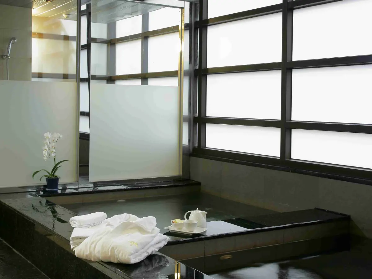 ▲位在台北市大安區的福容台北一館，更是少有在城市中擁有溫泉的觀光飯店，即日起至2024年3月31日，飯店推出「冬遊台北暖湯行」住房專案，精緻客房每房4,200起。（圖／台北福容提供）