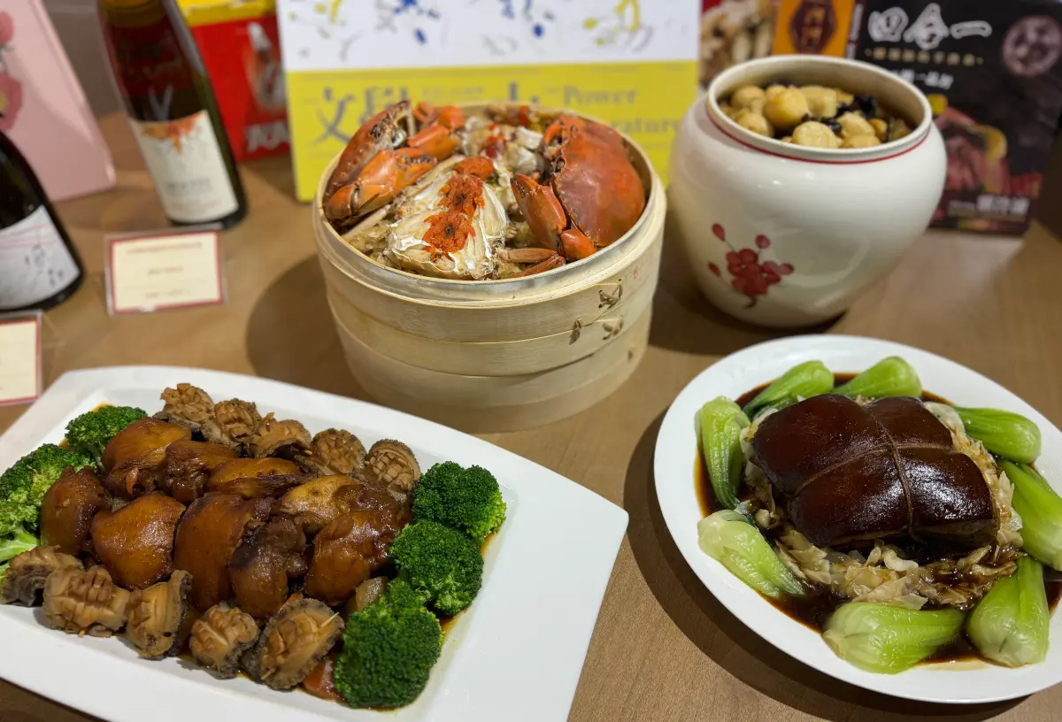 ▲新光三越春節禮品12/21起預購開賣，有總舖師手路菜外，還有名店甜點通通線上就能訂。（圖／記者鍾怡婷攝）