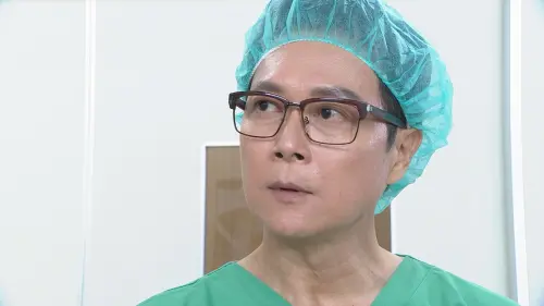 ▲王燦在8點檔《愛的榮耀》扮演醫生。（圖／民視）