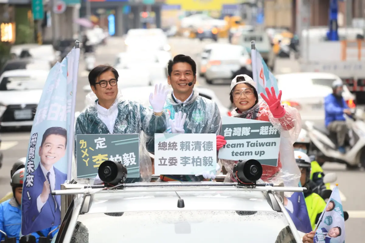 ▲李柏毅、陳其邁、劉世芳三人冒雨車掃，過程中舉起多塊政策手舉牌，向沿街沿路民眾介紹任內政績與未來政見，希望讓選民們看見這些年來的用心和努力。（圖／李柏毅競選辦公室提供）