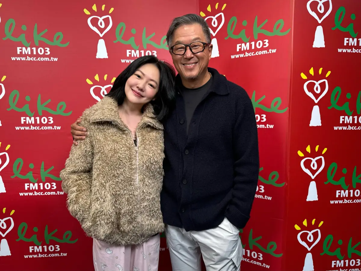 ▲小S（左）上恩師王偉忠廣播節目，竟穿睡褲就上！她也揭露《此時此刻》和吳慷仁親密戲內幕，想打招呼卻遭勸阻。（圖／中廣提供）