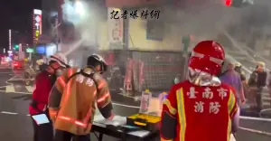 ▲台南中西區一家鍋燒麵店2樓全面燃燒。（圖／翻攝自記者爆料網）
