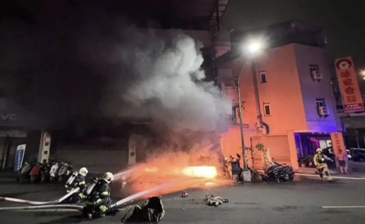 ▲高雄前鎮區草衙二路一間機車行起火燃燒，消防局獲報後立即出動20車49人前往搶救。（圖／翻攝記者爆料網）