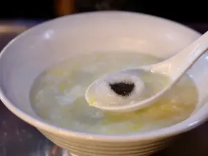 全家福是基隆廟口名店,湯圓很純粹,就只有芝麻一種口味,可選擇加酒釀或蛋。(圖/記者葉盛耀攝) ▲全家福是基隆廟口名店,湯圓很純粹,就只有芝麻一種口味,可選擇加酒釀或蛋。(圖/記者葉盛耀攝)