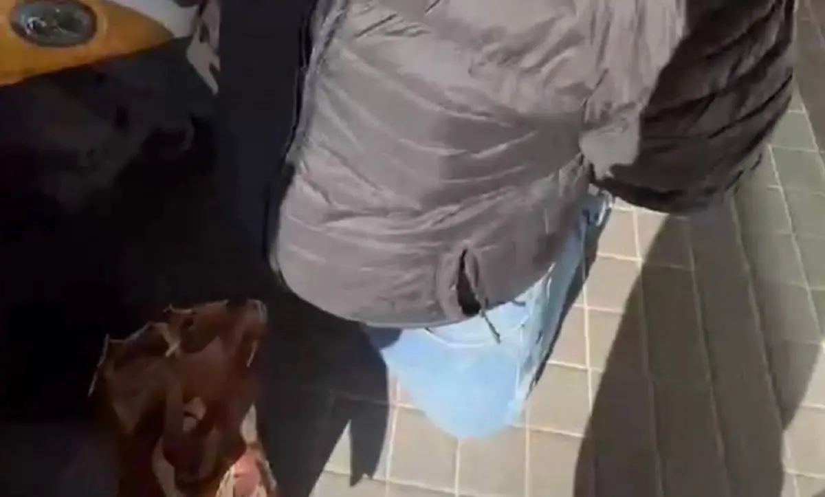 ▲警方當場逮捕林姓車手送辦，林姓車手嚇得跪地泛淚，稱自己第一次當車手，還沒到分無半毛就被抓。（圖／記者郭凱杰翻攝）