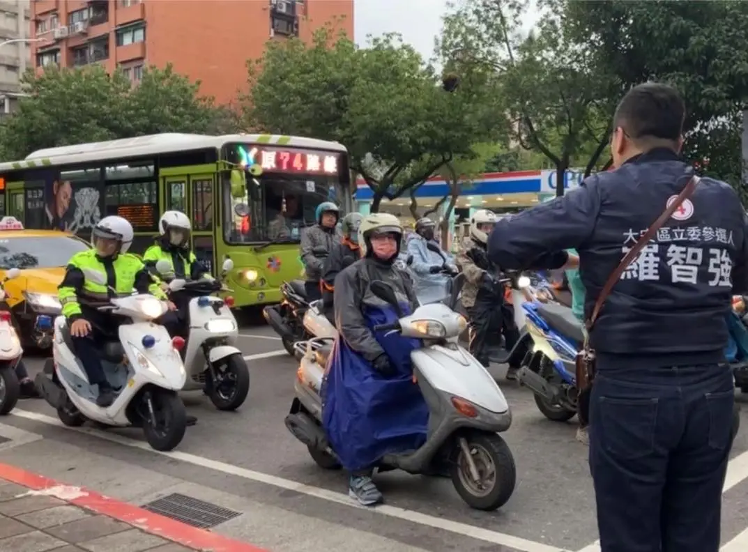 ▲今（21）日清晨6時許，國民黨立委候選人羅智強前往大安森林公園街頭拜票、演講，豈料遇到一名身穿紅外套的男子，持利剪追逐路人，大安分局員警見狀立即將男子壓倒在地。（圖／翻攝羅智強臉書）