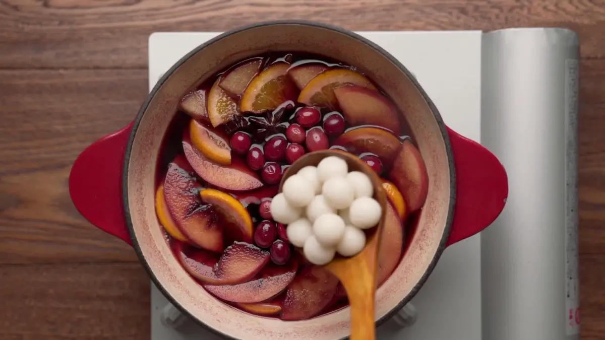 ▲12月22日冬至創意吃湯圓，窩廚房提出「湯圓＋熱紅酒」大人系微醺搭配，煮法食譜全公開。大直NOKE「Old Bridge」把聖誕熱紅酒變成義式冰淇淋，「第二杯半價」優惠。（圖／桂冠窩廚房提供）