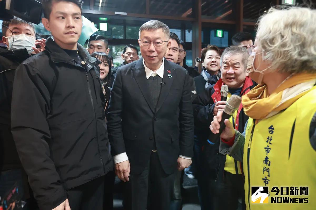 ▲民眾黨總統候選人柯文哲在競選總幹事黃珊珊陪同下，前往北市南門市場掃街。（圖／記者葉政勳攝，2023.12.21）