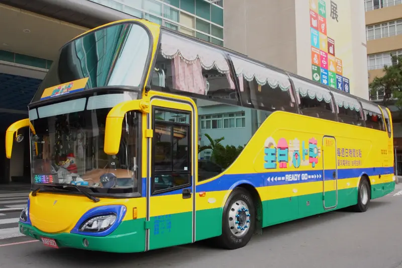 ▲ 【車勢星聞】《綜藝3國智》主持群回歸！新節目《全員請上車》耗時700小時打造專屬校車 