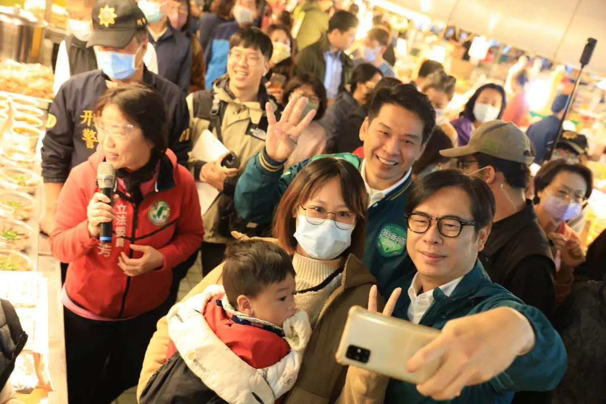 ▲陳其邁現身黃昏市場，許多民眾要求自拍合照。（圖／翻攝畫面）