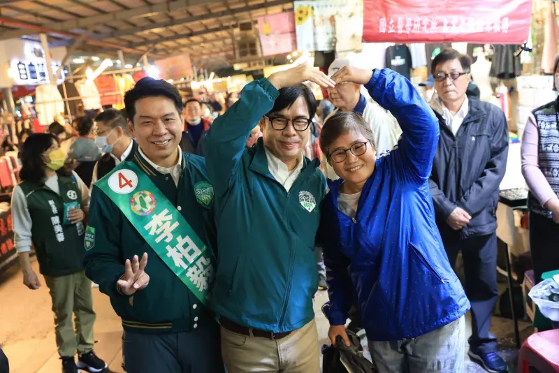 ▲陳其邁現身黃昏市場,許多民眾要求自拍合照。(圖/翻攝畫面)