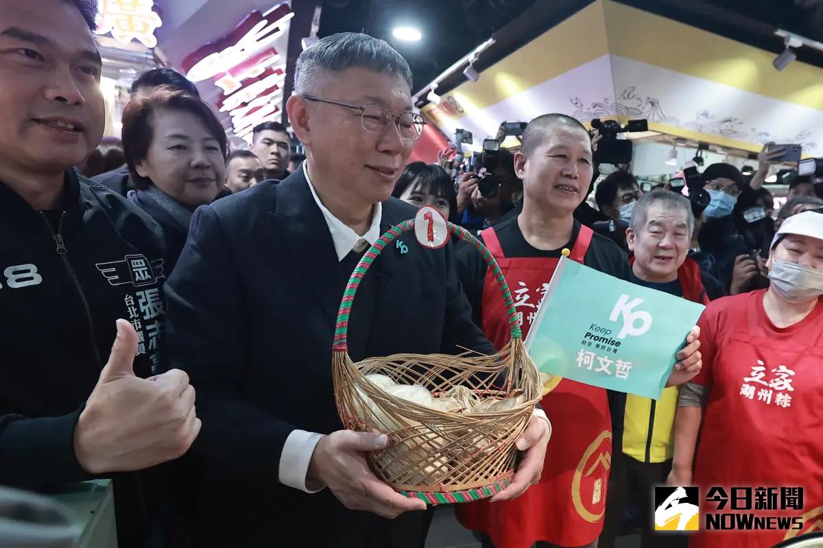 ▲民眾黨總統候選人柯文哲前往北市南門市場掃街，攤商送上粽子，祝福柯文哲選舉「包粽」（包中）。（圖／記者葉政勳攝，2023.12.21）