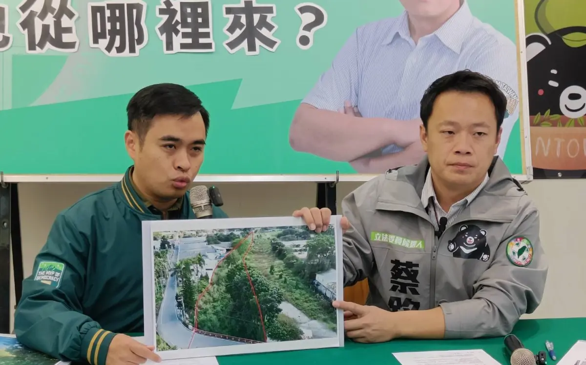 ▲蔡銘軒（右）指控馬文君弟弟用河床荒地和既成道路，跨區向農會超貸3千多萬元。（圖／蔡銘軒競總提供，2023.12.21）