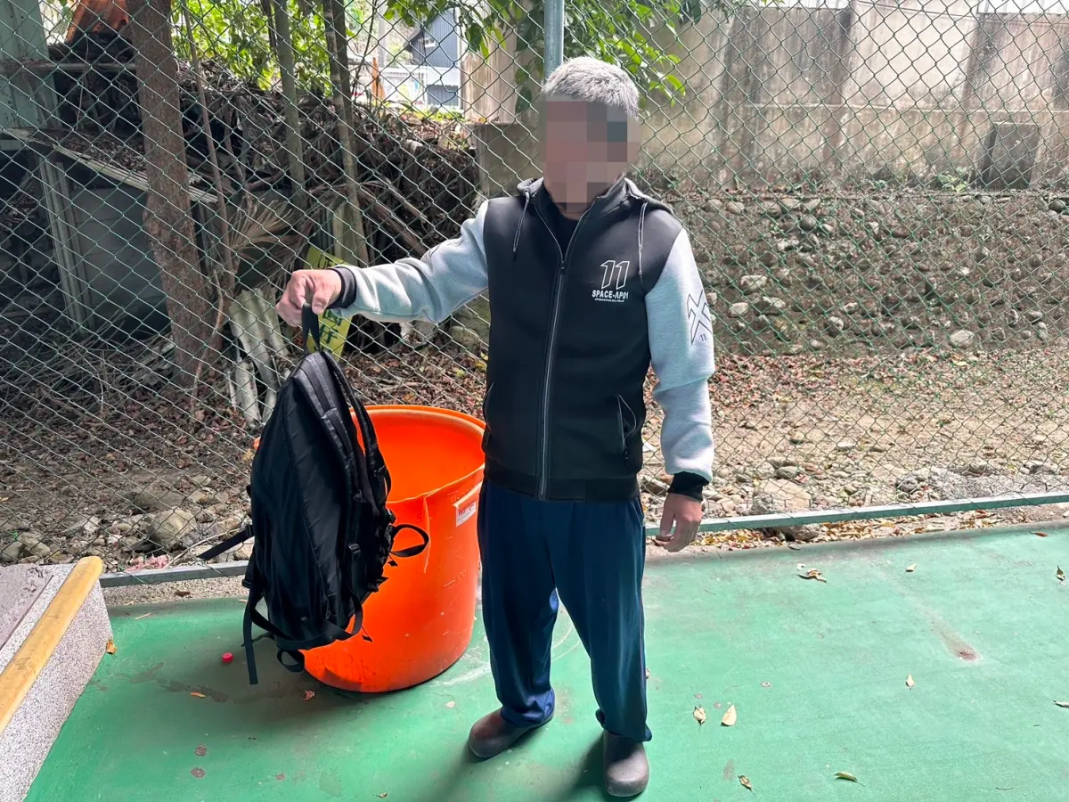 ▲警方火速逮獲尚逗留在公園內遊蕩之犯嫌，令犯嫌供出贓物藏匿之處所，犯嫌稱部分贓物棄於籃球場內之垃圾桶中（圖／嘉義縣警察局竹崎分局提供）