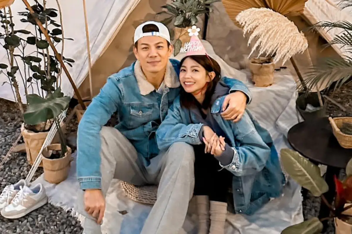 ▲陳志強（左）補求婚曾智希，照片中竟出現3對情侶在親親，閃瞎一大片網友。（圖／曾智希臉書）