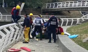 高雄愛河驚傳落水！消防員緊急救起19歲女高職生送醫
