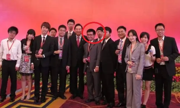 ▲黃健豪出示12年前赴中國交流的照片，指親綠名嘴李正皓和他站在一起（紅框處）。（圖／黃健豪提供，2023.12.21）