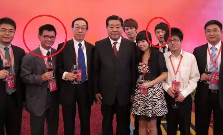 ▲黃健豪出示12年前赴中國交流的照片，指親綠名嘴李正皓也是團員（紅框處）。（圖／黃健豪提供，2023.12.21）