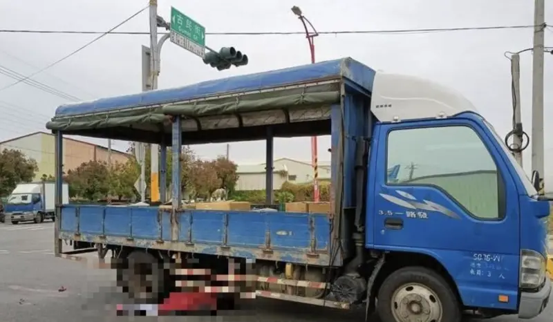 ▲今天嘉義縣新港鄉古民街與嘉民北路口傳出嚴重車禍事故，一名年約80歲的老婦遭到小貨車撞上，導致婦人捲入輪下，當場失去呼吸心跳，且手腳均有骨折情形。（圖／翻攝畫面）